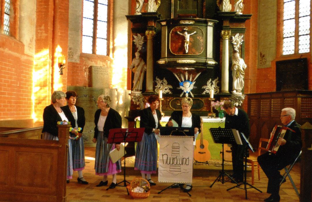 Folkloregesangsgruppe Nuurdwind in der Kirche von Groß Tessin
